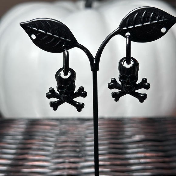 Black Skull and Crossbones Earrings - Picture 1 of 1